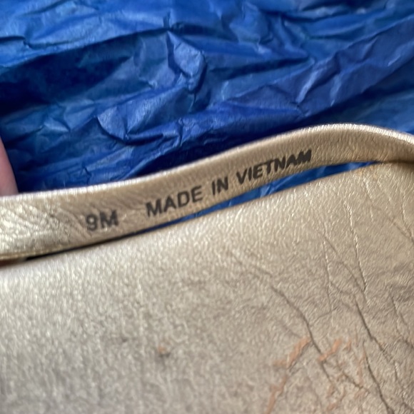 Tory Burch ladies size 9M, used lots of wear remaining. Please look at photos - Picture 6 of 7